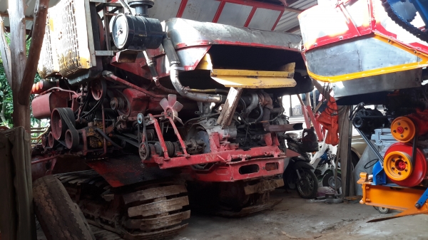 เสร็จแล้วครับ .ยังเหลืออีก 1 คัน ครับ เกี่ยวนาปี ปีนี้ สนใจมาคุยกันได้ เดิน 10 ht 6hhe 210 + turbo โซ่ 46 ข้อ d2 ปั้ม Dykin 23 สภาพที่ขายไม่ใช่สภาพนี้