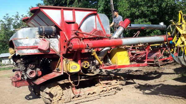 เสร็จแล้วครับ .ยังเหลืออีก 1 คัน ครับ เกี่ยวนาปี ปีนี้ สนใจมาคุยกันได้ เดิน 10 ht 6hhe 210 + turbo โซ่ 46 ข้อ d2 ปั้ม Dykin 23 สภาพที่ขายไม่ใช่สภาพนี้