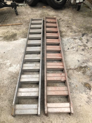 บันไดอลูมิเนียม ขึ้นรถยนต์ รถไถ รับน้ำหนักได้2ตัน  เบาสามารถ ยกคนเดี่ยวได้ครับ  ยาว2.75 เมตร กว้าง36เซนติเมตร