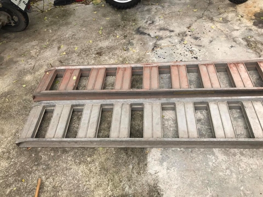 บันไดอลูมิเนียม ขึ้นรถยนต์ รถไถ รับน้ำหนักได้2ตัน  เบาสามารถ ยกคนเดี่ยวได้ครับ  ยาว2.75 เมตร กว้าง36เซนติเมตร