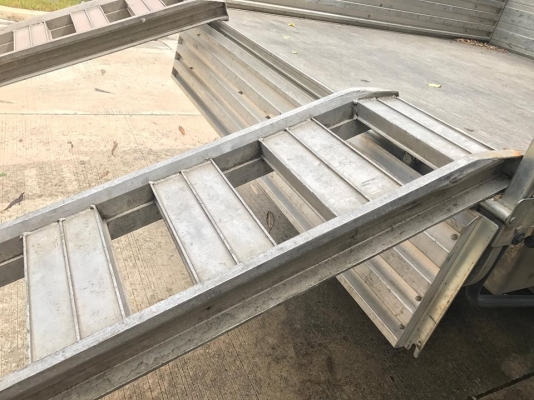 บันไดอลูมิเนียม ขึ้นรถยนต์ รถไถ รับน้ำหนักได้2ตัน  เบาสามารถ ยกคนเดี่ยวได้ครับ  ยาว2.75 เมตร กว้าง36เซนติเมตร