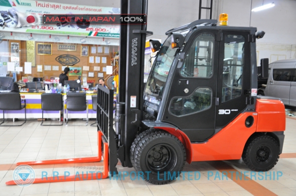 ขายรถโฟล์คลิฟท์มือสอง TOYOTA รุ่น 8FD30-32673 นำเข้าจากประเทศญี่ปุ่น 100\% ไม่เคยใช้งานในไทย