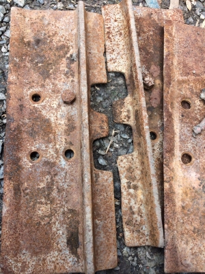 ขายแผ่นแทรก รถเเทรกเตอร์CAT- D-4 ตีนไก่แผ่นยาว50 ซม. 80 แผ่น สภาพตามรูปครับ ขายไม่แพง