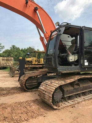 ขาย 1,900,000 HITACHI ZX 200-5 G ทำงาน 6,800 ชม. เครื่องดี ปั้มแรง เอวแน่น ช่วงล่างเต็ม เล่มทะเบียน รถอยู่ อยุธยา 090-772-3710 090-772-3708