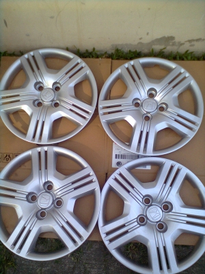 ขายยางป้ายแดงพร้อมกะทะเหล็ก 4 รู 175/65R15 บริสโตร์ ยางปี13 ตุ่มเส้นสียังอยู่ครบ พร้อมฝาและน๊อต 16ตัว 1ชุด