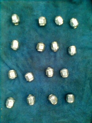 ขายยางป้ายแดงพร้อมกะทะเหล็ก 4 รู 175/65R15 บริสโตร์ ยางปี13 ตุ่มเส้นสียังอยู่ครบ พร้อมฝาและน๊อต 16ตัว 1ชุด