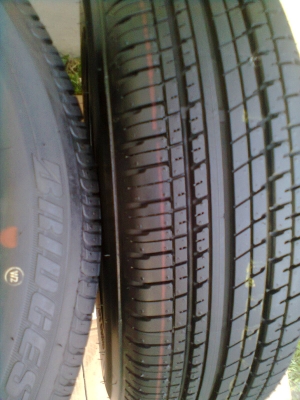 ขายยางป้ายแดงพร้อมกะทะเหล็ก 4 รู 175/65R15 บริสโตร์ ยางปี13 ตุ่มเส้นสียังอยู่ครบ พร้อมฝาและน๊อต 16ตัว 1ชุด