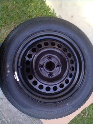 ขายยางป้ายแดงพร้อมกะทะเหล็ก 4 รู 175/65R15 บริสโตร์ ยางปี13 ตุ่มเส้นสียังอยู่ครบ พร้อมฝาและน๊อต 16ตัว 1ชุด