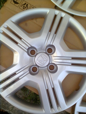 ขายยางป้ายแดงพร้อมกะทะเหล็ก 4 รู 175/65R15 บริสโตร์ ยางปี13 ตุ่มเส้นสียังอยู่ครบ พร้อมฝาและน๊อต 16ตัว 1ชุด