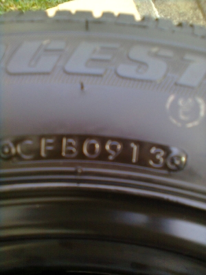 ขายยางป้ายแดงพร้อมกะทะเหล็ก 4 รู 175/65R15 บริสโตร์ ยางปี13 ตุ่มเส้นสียังอยู่ครบ พร้อมฝาและน๊อต 16ตัว 1ชุด