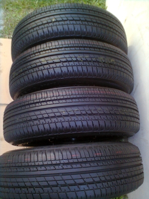 ขายยางป้ายแดงพร้อมกะทะเหล็ก 4 รู 175/65R15 บริสโตร์ ยางปี13 ตุ่มเส้นสียังอยู่ครบ พร้อมฝาและน๊อต 16ตัว 1ชุด