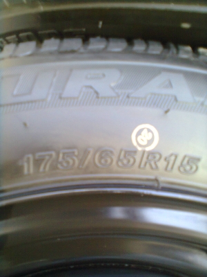 ขายยางป้ายแดงพร้อมกะทะเหล็ก 4 รู 175/65R15 บริสโตร์ ยางปี13 ตุ่มเส้นสียังอยู่ครบ พร้อมฝาและน๊อต 16ตัว 1ชุด