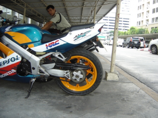 ขายด่วน NSR PROARM 150SP แท้ สวยมาก ทำสีใหม่ทั้ง คัน กทม สนใจ ติดต่อ คุณ เจ โทร. 0808051985 ราคา 35000 รถอยู่ที่ ไปรษณีย์ ยานนาวา กทม ตรงข้าม ปั้มเซลล์