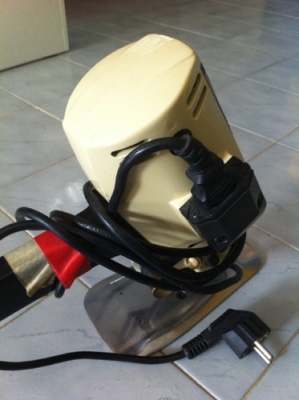 เครื่องตัดผ้าสภาพพร้อมใช้ ใบมีดกลม 4 นิ้ว มือสอง จัดส่งได้ครับ เครื่องตัดผ้าสภาพพร้อมใช้ ใบมีดกลม 4 นิ้ว มือสอง จัดส่งได้ครับ