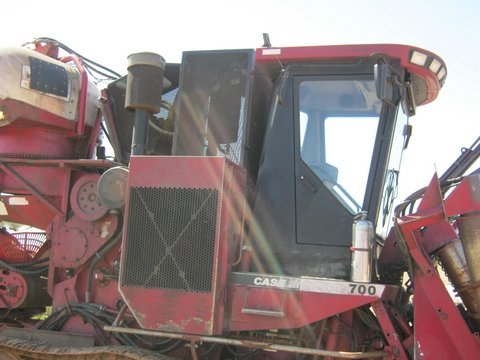 ขายรถตัดอ้อยมือสอง ออสทอฟ ปี2002 6,000 ชั่วโมง ล้อแทรค คันที่2