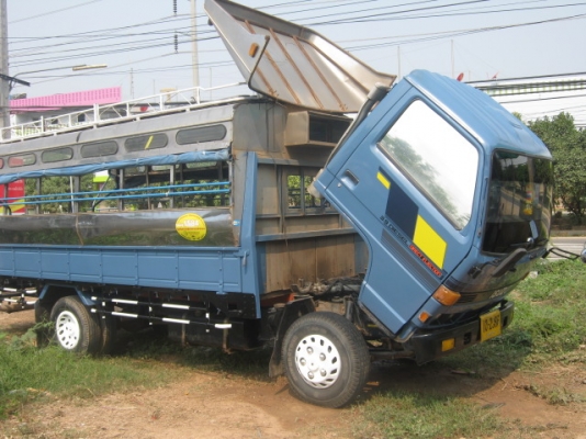 ขาย อีซูซุ NPR รถรับส่งนักเรียนติดต่อคุณฉลองชัย0878515148