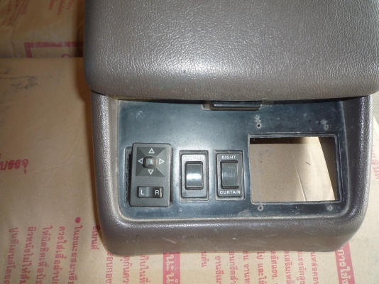 คอนโซน กลาง มีสวิท ควบคุมกระจกไฟฟ้า คอนโซน กลาง มีสวิท ควบคุมกระจกไฟฟ้า