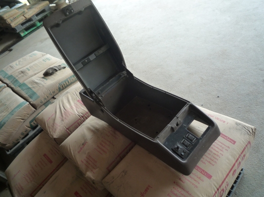 คอนโซน กลาง มีสวิท ควบคุมกระจกไฟฟ้า คอนโซน กลาง มีสวิท ควบคุมกระจกไฟฟ้า