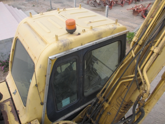 สภาพ 95 \% KOMATSU PC130-6  เก่านอก เอวแน่น ปั็มแรง สภาพพร้อมใช้ สุดๆเอาไปแบ่งกันใช้ได้เลยครับ  แทรกกว้าง เดินไว