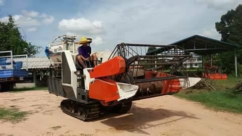 ขายรถเกี่ยวข้าวคูโบต้าDC60ปี53รองกระสอบ ทำงานสองพันชม.พร้อมรถลากสาลี่