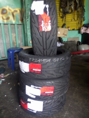 ยางซอฟ จากเลนโซ่ viper raiden rd71 ขนาด 195-50-15 ปี 17 ราคาถูก