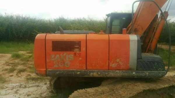 ขาย 1,490,000  HITACHI ZX200-3G ทำงาน 8,900 ชม. เครื่องดี ปั้มแรง โช่หนา เอวแน่น เอกสารเล่มทะเบียน รถอยู่ ศรีสะเกษ  090-772-3710 090-772-3708