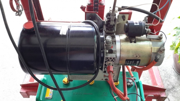 สแตกเกอร์ยกถัง 200 ลิตรระบบไฟฟ้า 12v