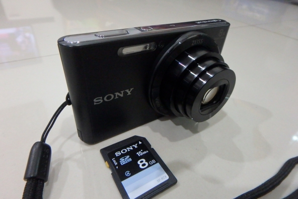 กล้อง SONY รุ่น DSC-W830 สีดำ 20.1 MP ซอง ที่ชาร์ท เมม 8 GB สภาพใหม่ ส่งฟรี