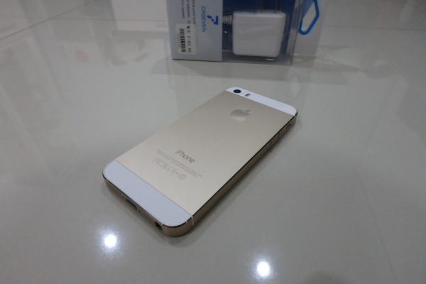 iphone 5S 16 GB ของแท้ สีทอง สภาพใหม่ มีที่ชาร์ ส่งฟรี