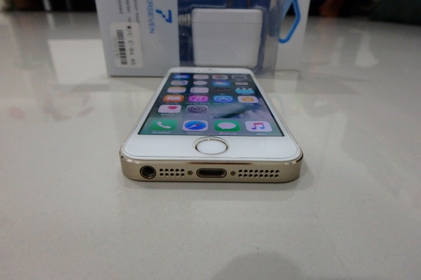 iphone 5S 16 GB ของแท้ สีทอง สภาพใหม่ มีที่ชาร์ ส่งฟรี
