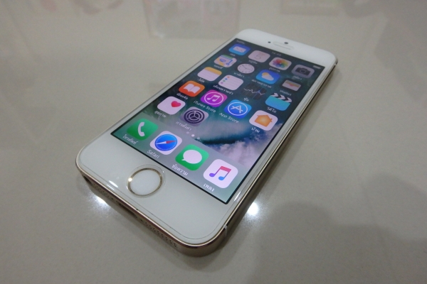 iphone 5S 16 GB ของแท้ สีทอง สภาพใหม่ มีที่ชาร์ ส่งฟรี