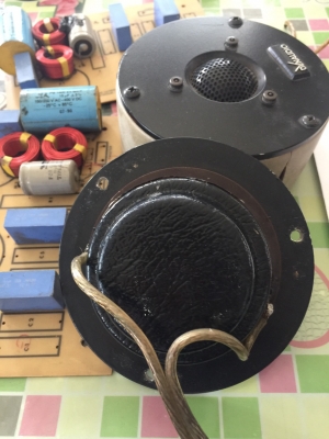 ขายลำโพงติดรถยนต์ แหลม Dynaudio 1 คู่ พร้อม passive ขายลำโพงติดรถยนต์ แหลม Dynaudio 1 คู่ พร้อม passive