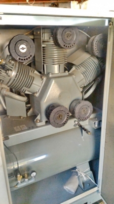 ขายด่วนปั้มลม HITACHI OILFREE 20 แรง พร้อม air dryer ในตัว