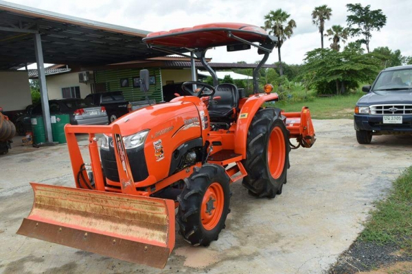 ขาย L3608SP รถปี 58 ใช้งาน 349 ชั่วโมง  ทุกอย่างเดิมสีเดิมจากโรงงานสภาพ 98\% ส่ำรถใหม่ พร้อมผานหน้า + โรตารี่ ตราช้าง  ราคา 365000 พร้อมส่ง สนใจ 084-5486359 สุชาติ  อ สนม จ สุรินทร์