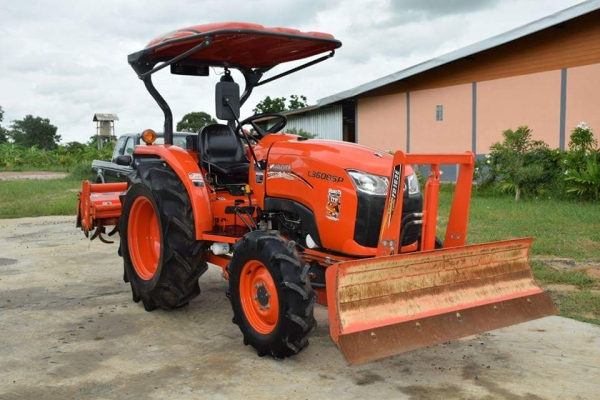 ขาย L3608SP รถปี 58 ใช้งาน 349 ชั่วโมง  ทุกอย่างเดิมสีเดิมจากโรงงานสภาพ 98\% ส่ำรถใหม่ พร้อมผานหน้า + โรตารี่ ตราช้าง  ราคา 365000 พร้อมส่ง สนใจ 084-5486359 สุชาติ  อ สนม จ สุรินทร์