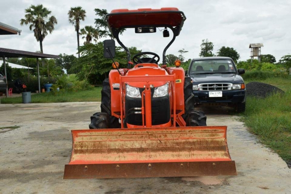 ขาย L3608SP รถปี 58 ใช้งาน 349 ชั่วโมง  ทุกอย่างเดิมสีเดิมจากโรงงานสภาพ 98\% ส่ำรถใหม่ พร้อมผานหน้า + โรตารี่ ตราช้าง  ราคา 365000 พร้อมส่ง สนใจ 084-5486359 สุชาติ  อ สนม จ สุรินทร์