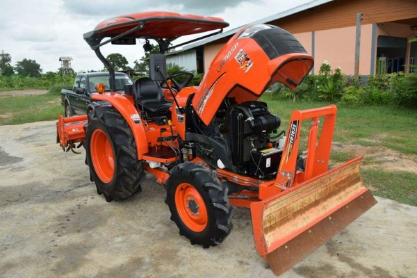 ขาย L3608SP รถปี 58 ใช้งาน 349 ชั่วโมง  ทุกอย่างเดิมสีเดิมจากโรงงานสภาพ 98\% ส่ำรถใหม่ พร้อมผานหน้า + โรตารี่ ตราช้าง  ราคา 365000 พร้อมส่ง สนใจ 084-5486359 สุชาติ  อ สนม จ สุรินทร์