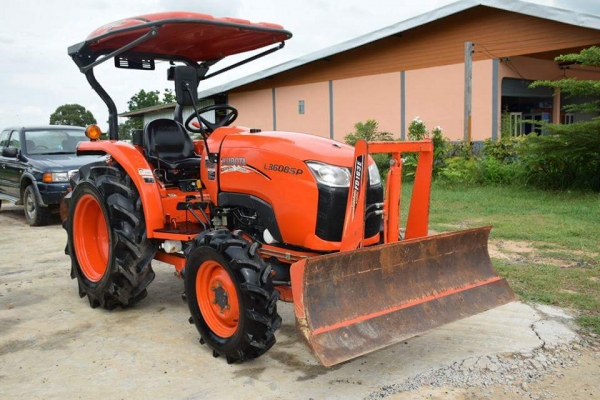 ขาย L3608SP รถปี 58 ใช้งาน 784 ชั่วโมง  ทุกอย่างเดิมสีเดิมจากโรงงานสภาพ 98\%  พร้อมผานหน้า + ผานหลัง ตราช้าง  ราคา 348000 พร้อมส่ง สนใจ 084-5486359 สุชาติ  อ สนม จ สุรินทร์