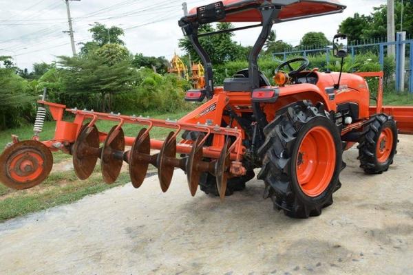 ขาย L3608SP รถปี 58 ใช้งาน 784 ชั่วโมง  ทุกอย่างเดิมสีเดิมจากโรงงานสภาพ 98\%  พร้อมผานหน้า + ผานหลัง ตราช้าง  ราคา 348000 พร้อมส่ง สนใจ 084-5486359 สุชาติ  อ สนม จ สุรินทร์