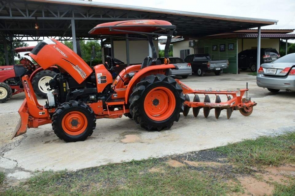 ขาย L3608SP รถปี 58 ใช้งาน 784 ชั่วโมง  ทุกอย่างเดิมสีเดิมจากโรงงานสภาพ 98\%  พร้อมผานหน้า + ผานหลัง ตราช้าง  ราคา 348000 พร้อมส่ง สนใจ 084-5486359 สุชาติ  อ สนม จ สุรินทร์