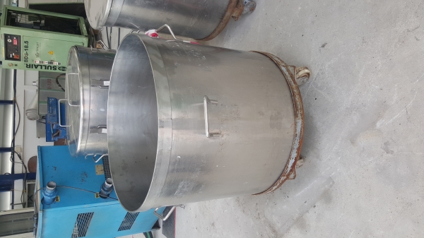 ถังสเตนเลสขนาดกว้าง 80 เซ็นติเมตรสูง 70 เซ็นติเมตรมี 4 ใบ ถังสเตนเลสขนาดกว้าง 80 เซ็นติเมตรสูง 70 เซ็นติเมตรมี 4 ใบ