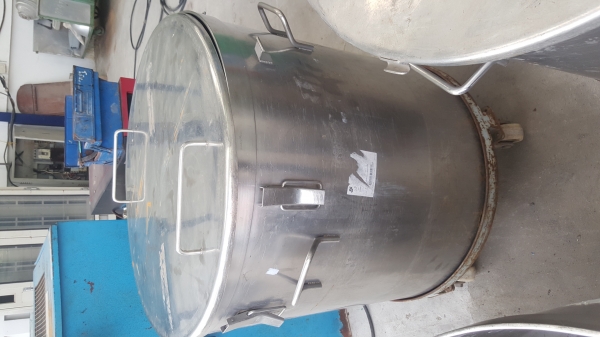 ถังสเตนเลสขนาดกว้าง 80 เซ็นติเมตรสูง 70 เซ็นติเมตรมี 4 ใบ ถังสเตนเลสขนาดกว้าง 80 เซ็นติเมตรสูง 70 เซ็นติเมตรมี 4 ใบ