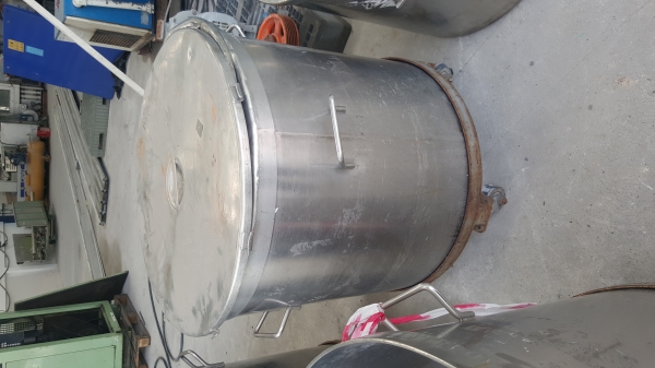 ถังสเตนเลสขนาดกว้าง 80 เซ็นติเมตรสูง 70 เซ็นติเมตรมี 4 ใบ ถังสเตนเลสขนาดกว้าง 80 เซ็นติเมตรสูง 70 เซ็นติเมตรมี 4 ใบ