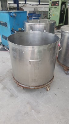 ถังสเตนเลสขนาดกว้าง 80 เซ็นติเมตรสูง 70 เซ็นติเมตรมี 4 ใบ ถังสเตนเลสขนาดกว้าง 80 เซ็นติเมตรสูง 70 เซ็นติเมตรมี 4 ใบ