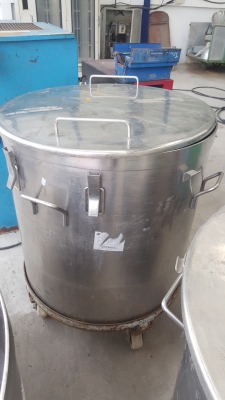 ถังสเตนเลสขนาดกว้าง 80 เซ็นติเมตรสูง 70 เซ็นติเมตรมี 4 ใบ ถังสเตนเลสขนาดกว้าง 80 เซ็นติเมตรสูง 70 เซ็นติเมตรมี 4 ใบ