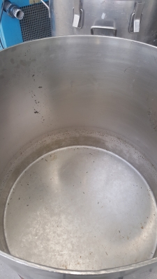 ถังสเตนเลสขนาดกว้าง 80 เซ็นติเมตรสูง 70 เซ็นติเมตรมี 4 ใบ ถังสเตนเลสขนาดกว้าง 80 เซ็นติเมตรสูง 70 เซ็นติเมตรมี 4 ใบ