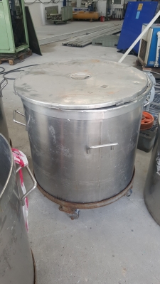 ถังสเตนเลสขนาดกว้าง 80 เซ็นติเมตรสูง 70 เซ็นติเมตรมี 4 ใบ ถังสเตนเลสขนาดกว้าง 80 เซ็นติเมตรสูง 70 เซ็นติเมตรมี 4 ใบ