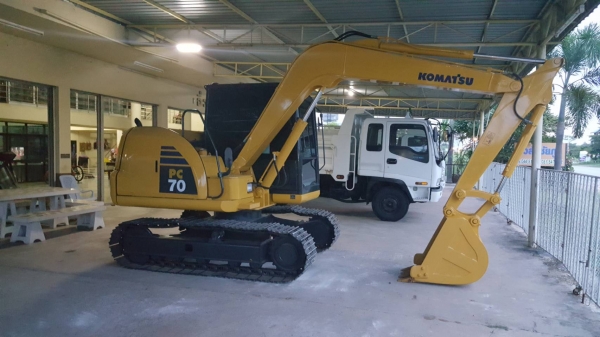 ขายรถขุดโคม้สสุขนาด70รุ่น8ใช้งาน3พันกว่าชม.1270000บาท