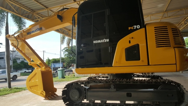 ขายรถขุดโคม้สสุขนาด70รุ่น8ใช้งาน3พันกว่าชม.1270000บาท