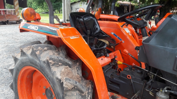 ขายรถไถL2605 (26แรง) 4wD 2เพลามีใบมีดผาลพรวนพร้อมใช่ครับ ขายรถไถL2605 (26แรง) 4wD 2เพลามีใบมีดผาลพรวนพร้อมใช่ครับ